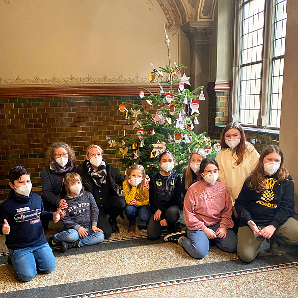 Die acht Schüler, die den Weihnachtsbaum im Gerichtshaus schmückten.